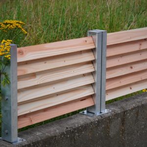 With the universal base plate, the visual protection fences can also be mounted on walls.